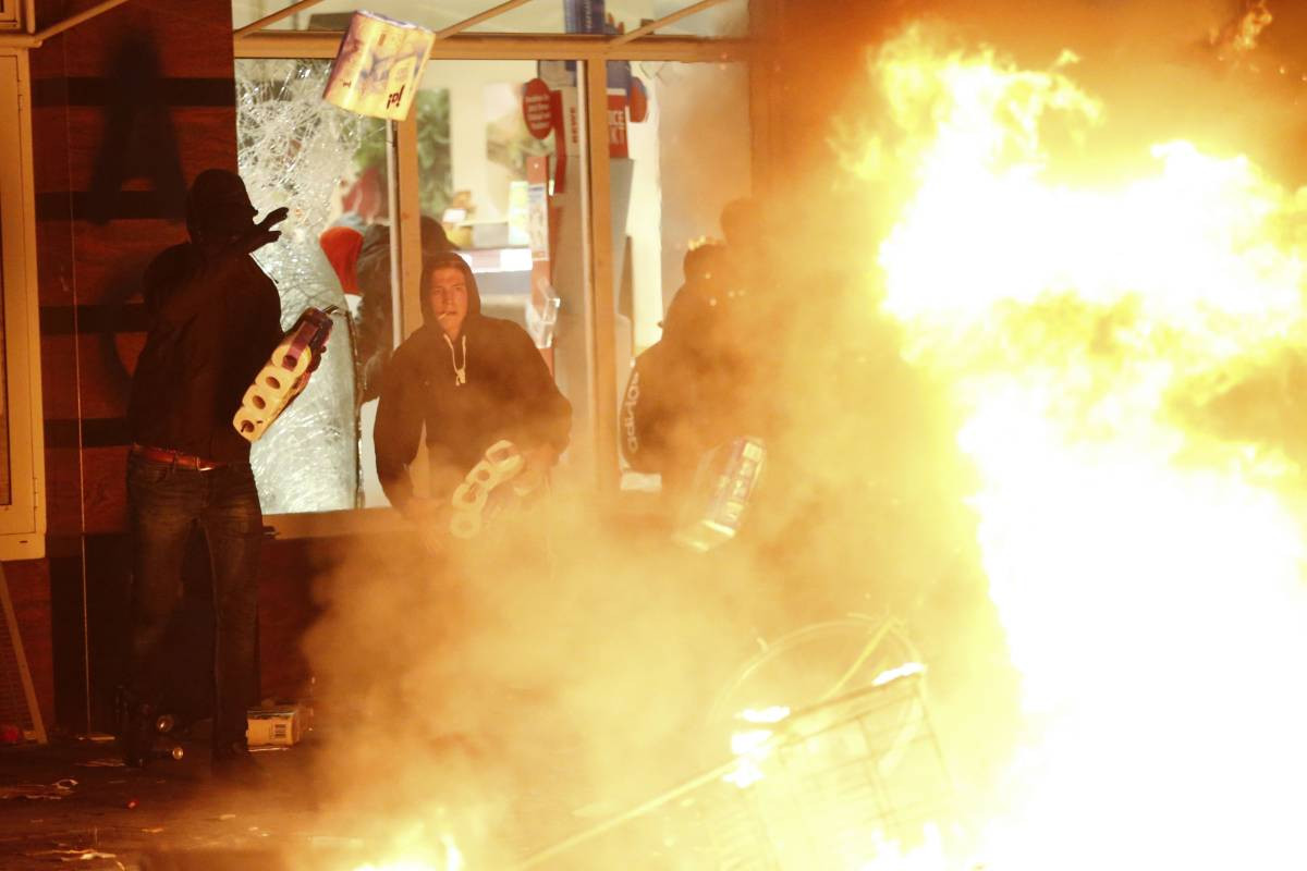 Αμβούργο: Με επεισόδια το «αντίο» των διαδηλωτών στη σύνοδο των G20 (εικόνες & βίντεο)